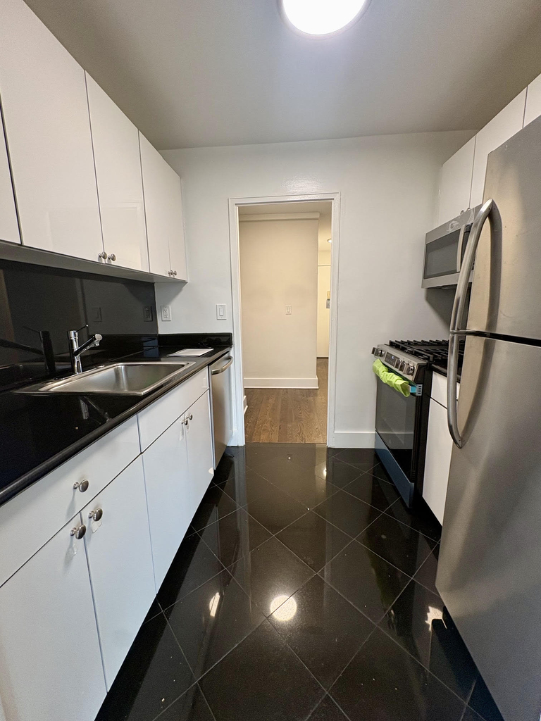 East 63rd Street - Photo 4