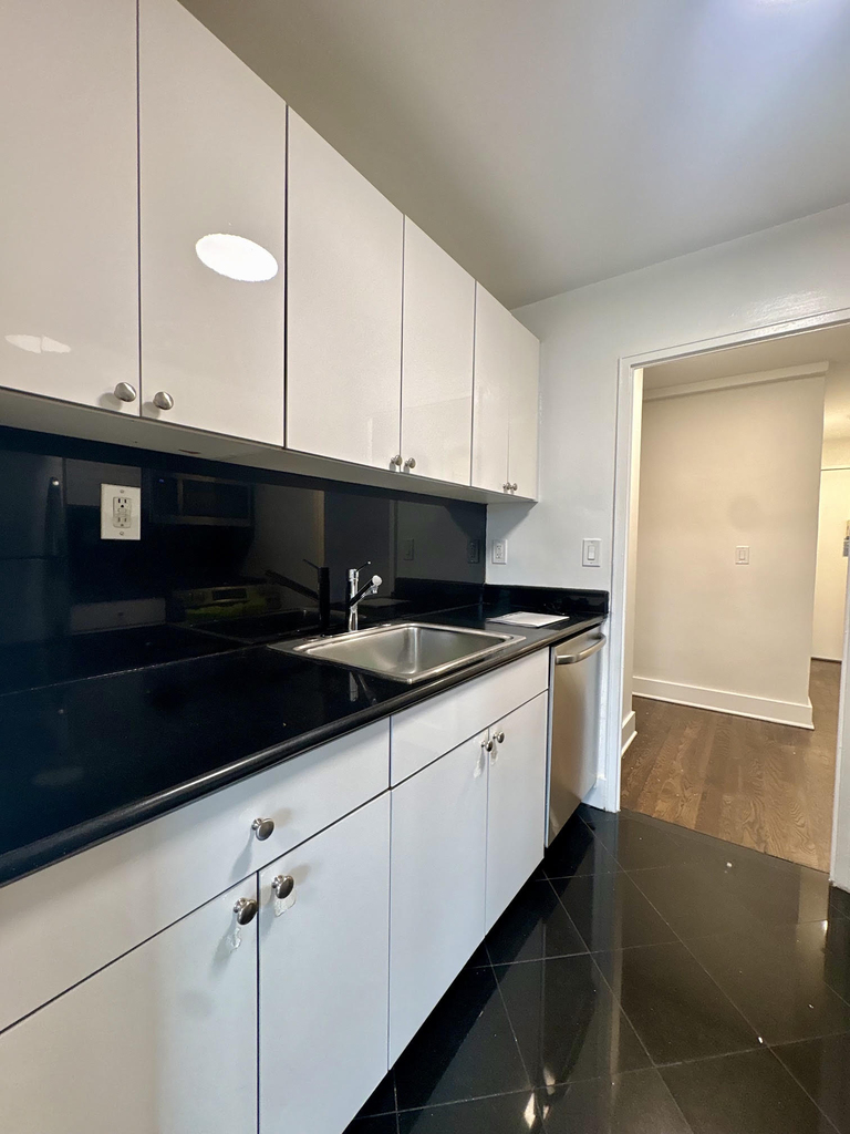 East 63rd Street - Photo 5