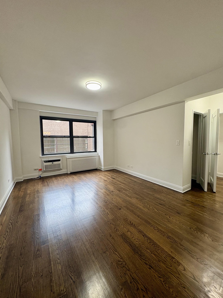 East 57th Street - Photo 8