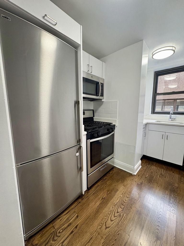 East 57th Street - Photo 4