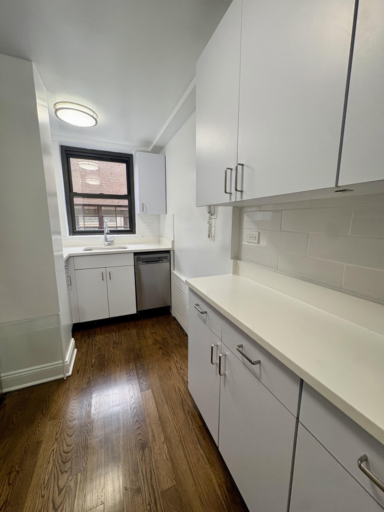 East 57th Street - Photo 5