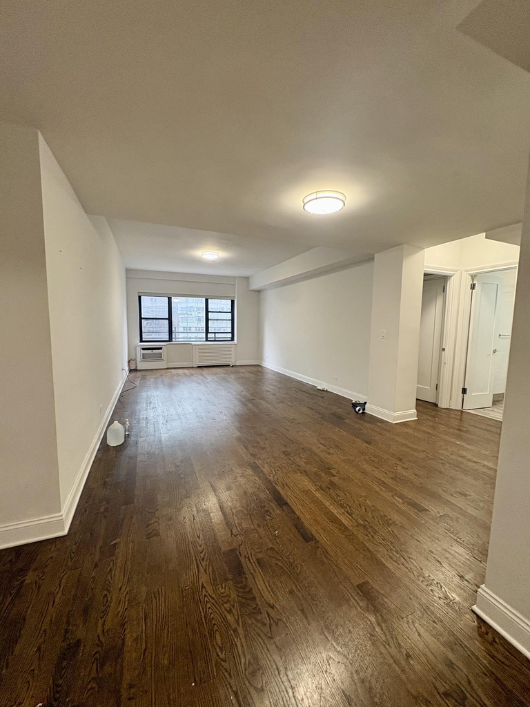 East 57th Street - Photo 0