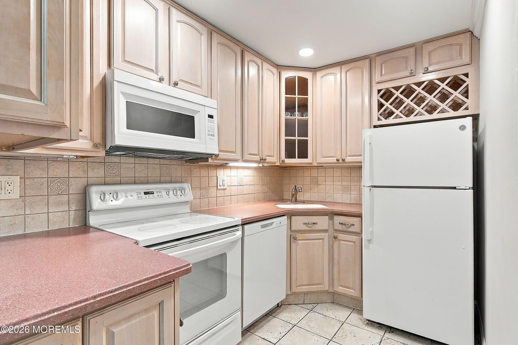 735 Greens Avenue - Photo 10