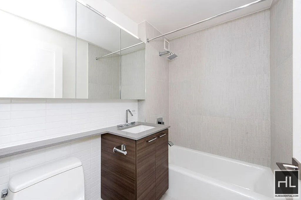 East 86th Street - Photo 3