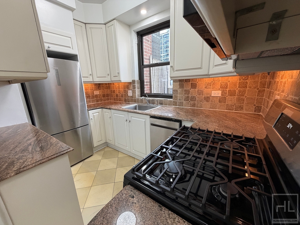 East 38 Street - Photo 4