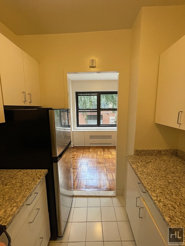 East 55 Street - Photo 3