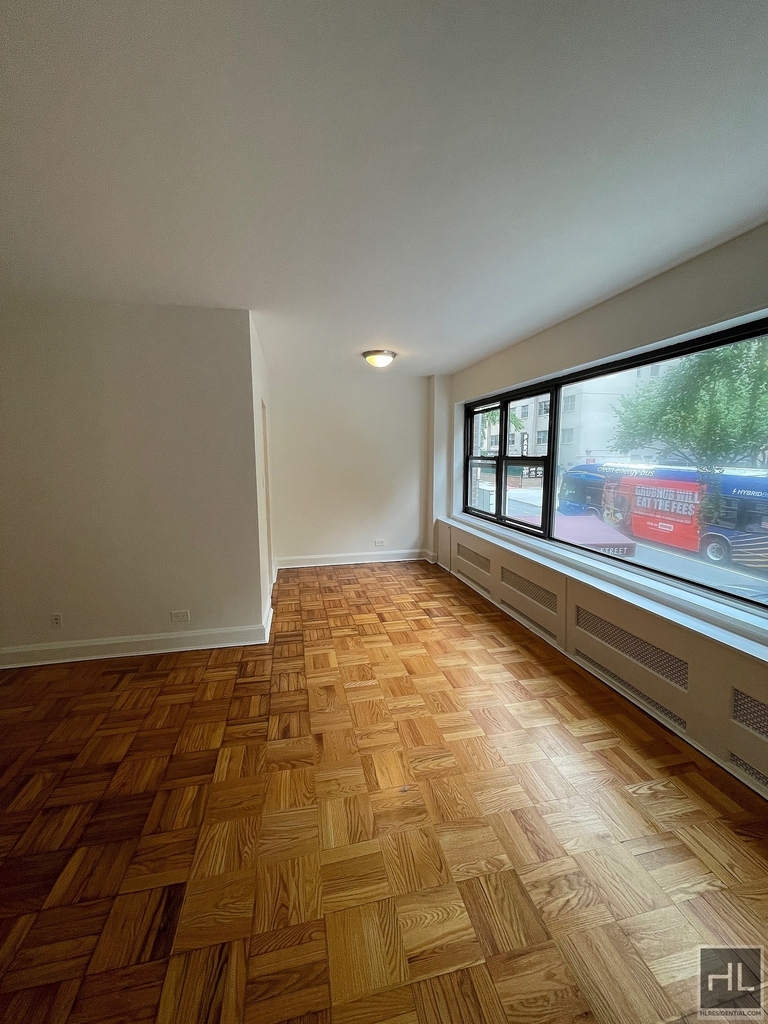 East 55 Street - Photo 1
