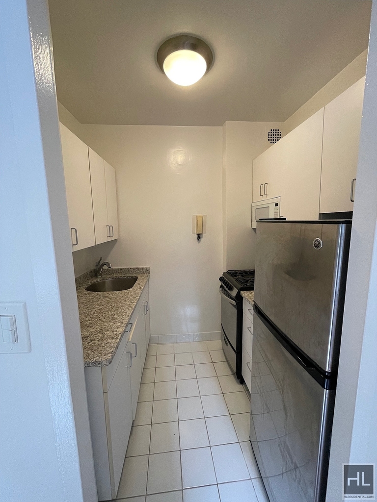 East 55 Street - Photo 2