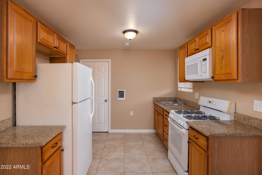 2501 W Belmont Avenue - Photo 0