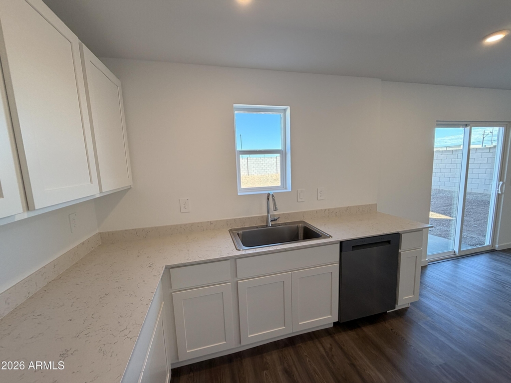 526 W Van Haren Street - Photo 7