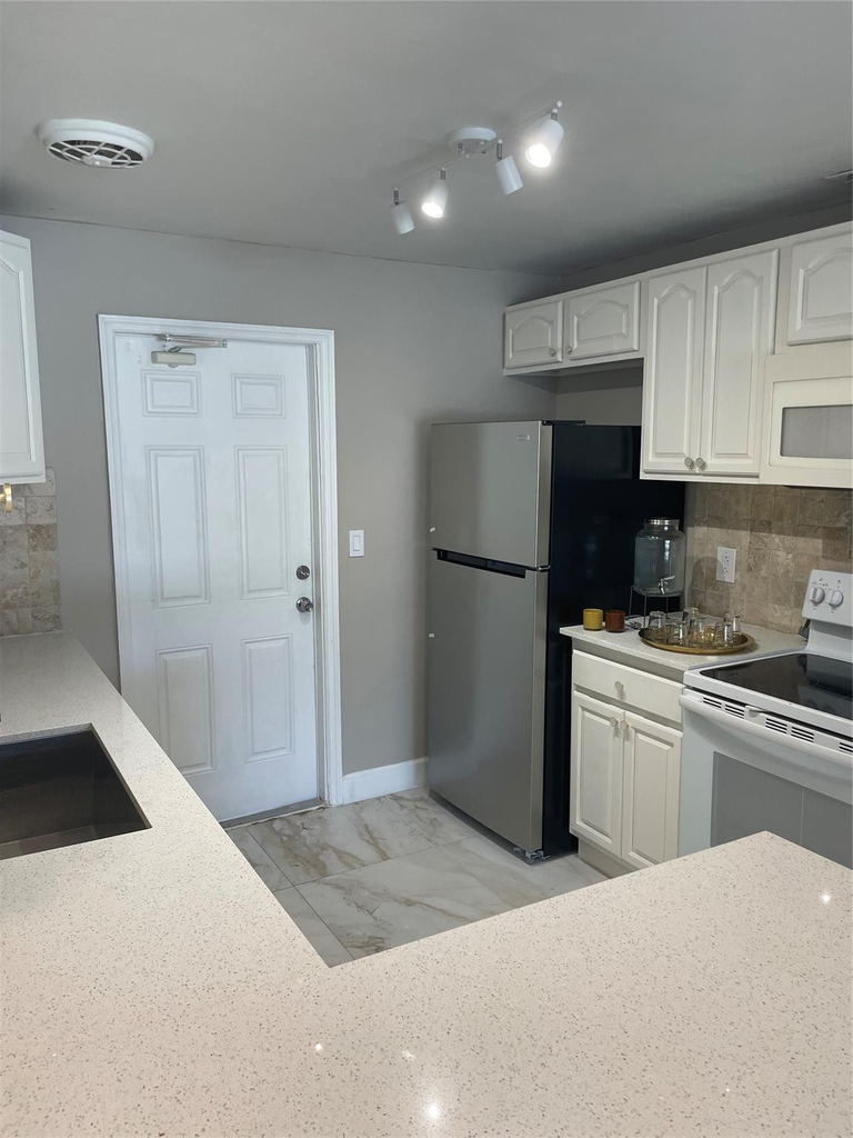 1010 Ne 24th Street - Photo 8