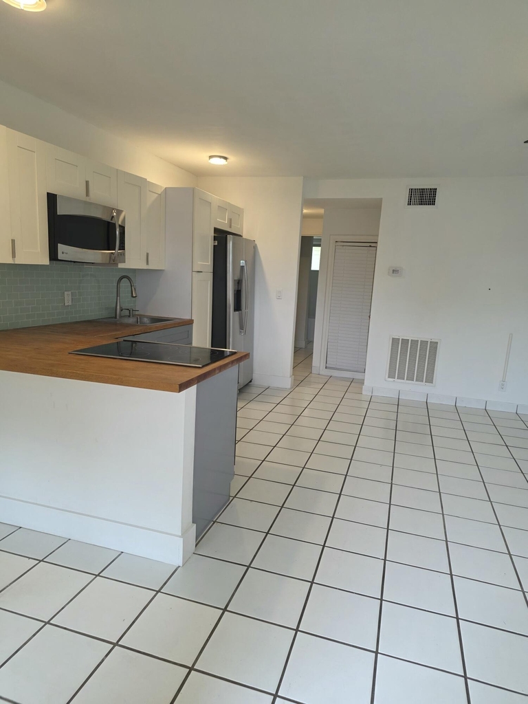2716 Ne 30th Place - Photo 3