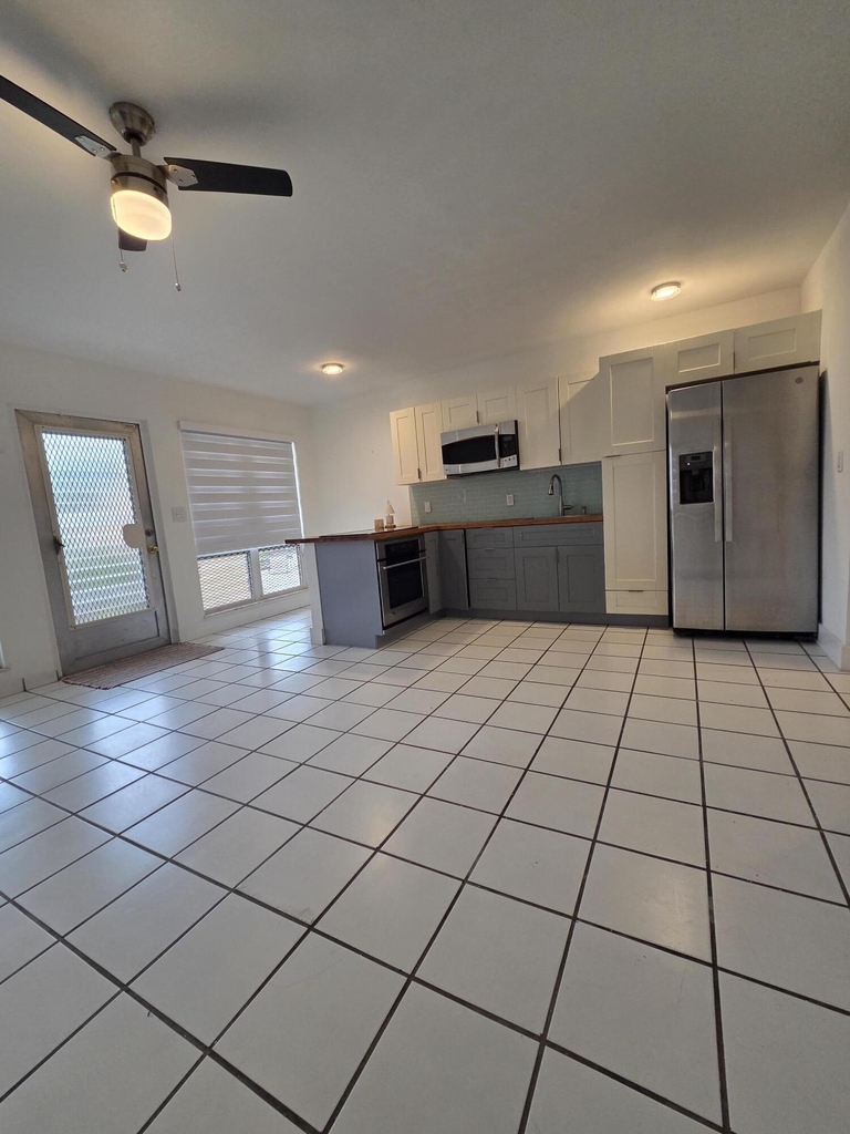 2716 Ne 30th Place - Photo 0
