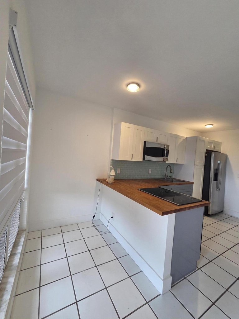 2716 Ne 30th Place - Photo 2