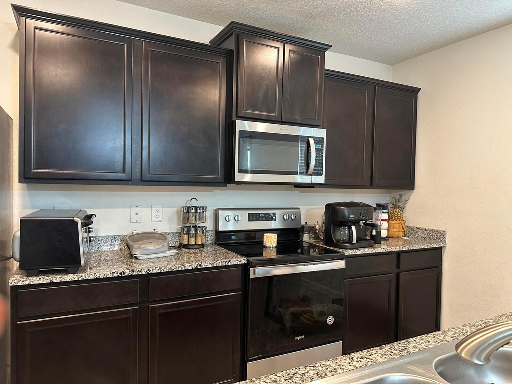 6140 Nw Regent Street - Photo 1