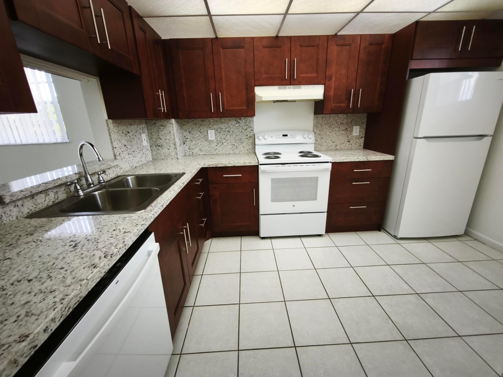 8720 Shadow Wood Boulevard - Photo 1