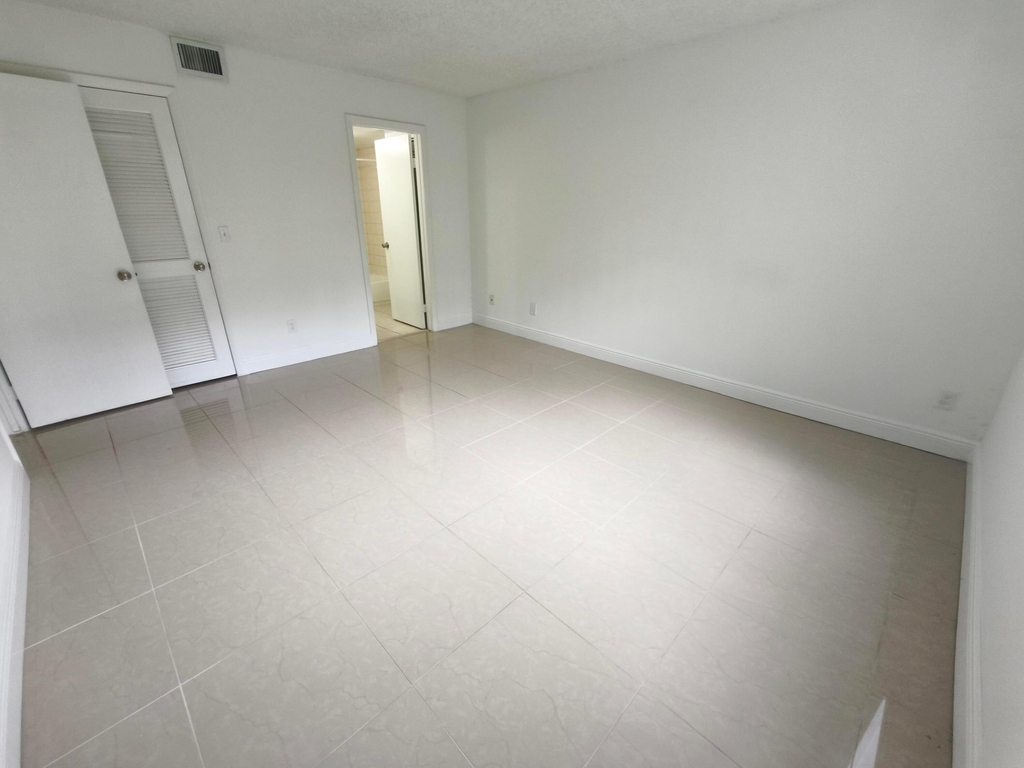 8720 Shadow Wood Boulevard - Photo 9