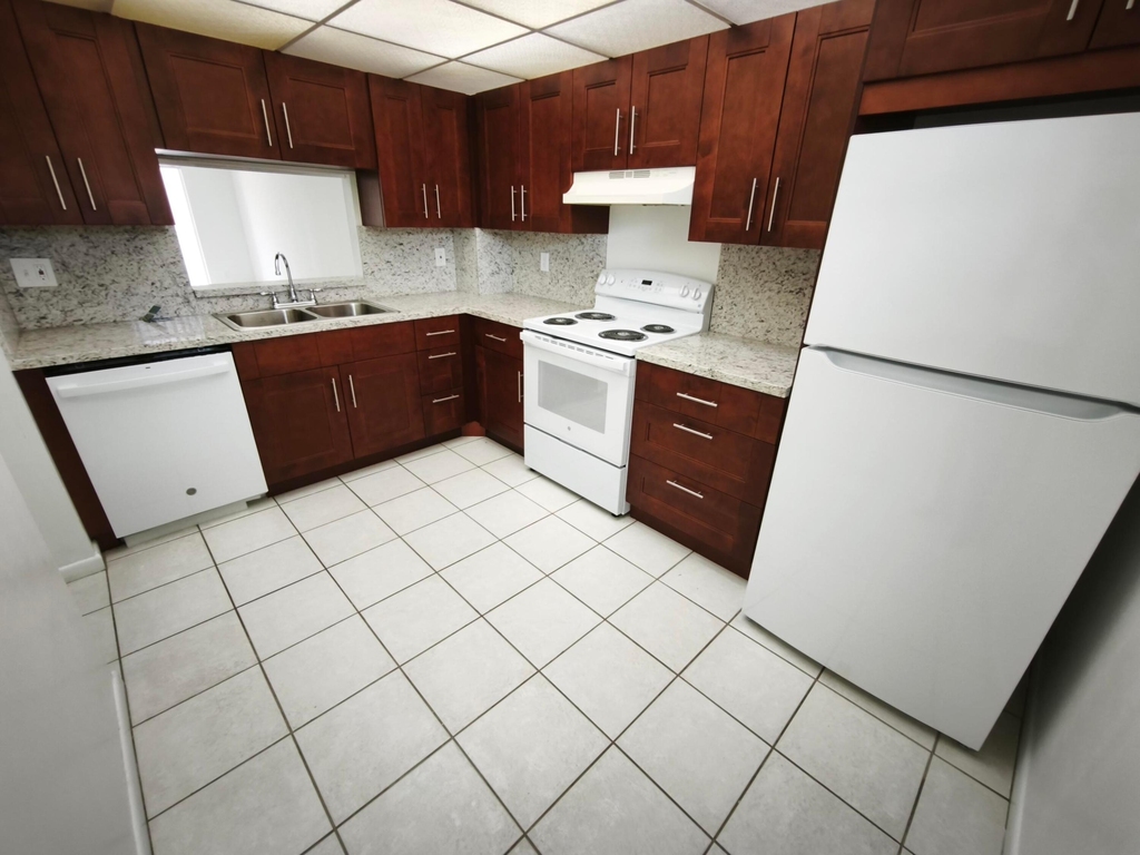 8720 Shadow Wood Boulevard - Photo 2