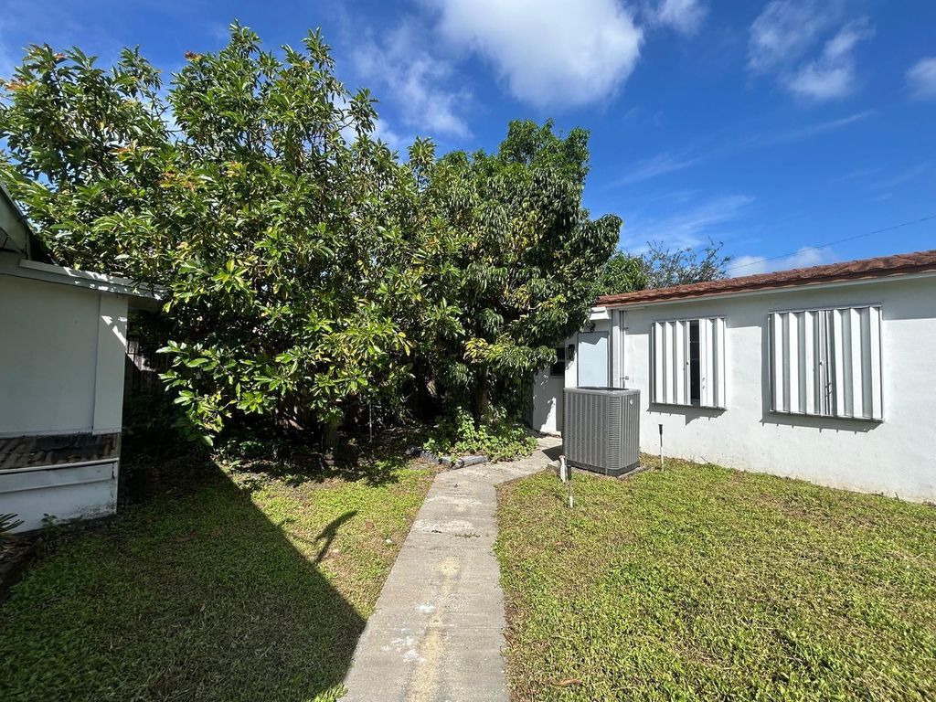 31 Sw 10th Street - Photo 0