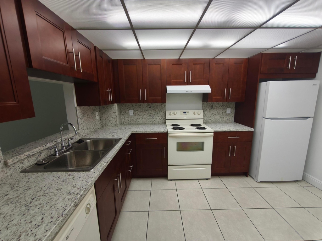 8720 Shadow Wood Boulevard - Photo 2