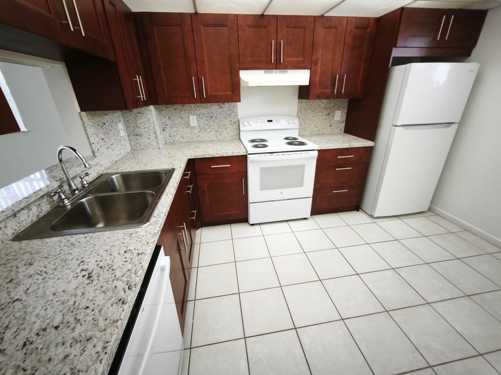 8720 Shadow Wood Boulevard - Photo 1