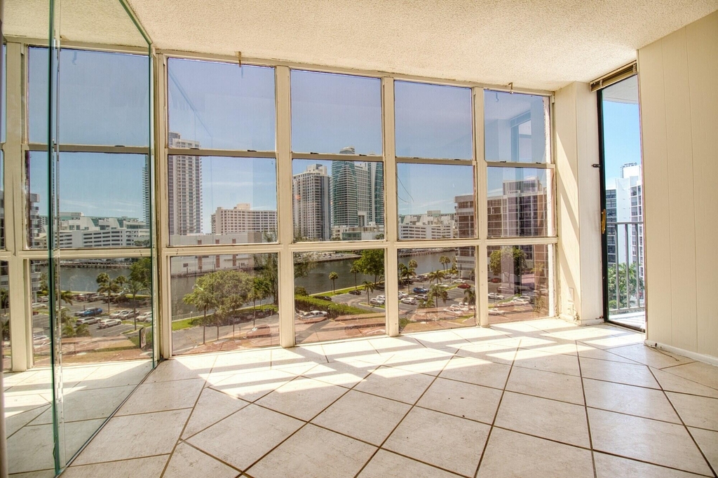 800 Parkview Drive - Photo 7
