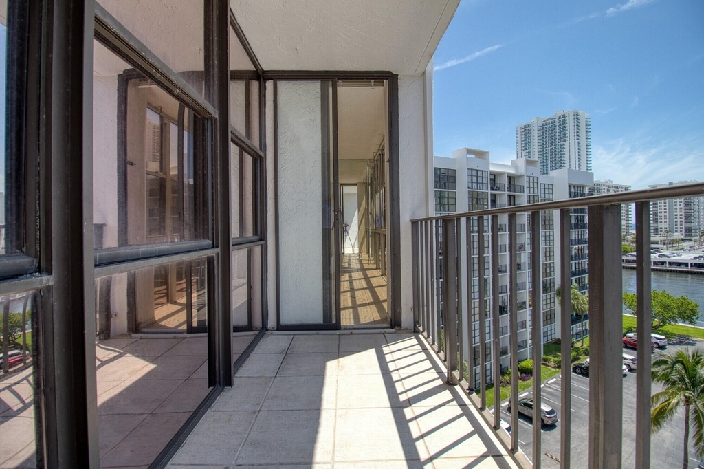 800 Parkview Drive - Photo 20