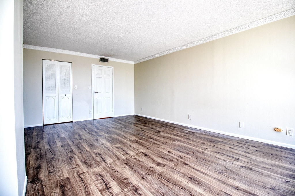 800 Parkview Drive - Photo 15