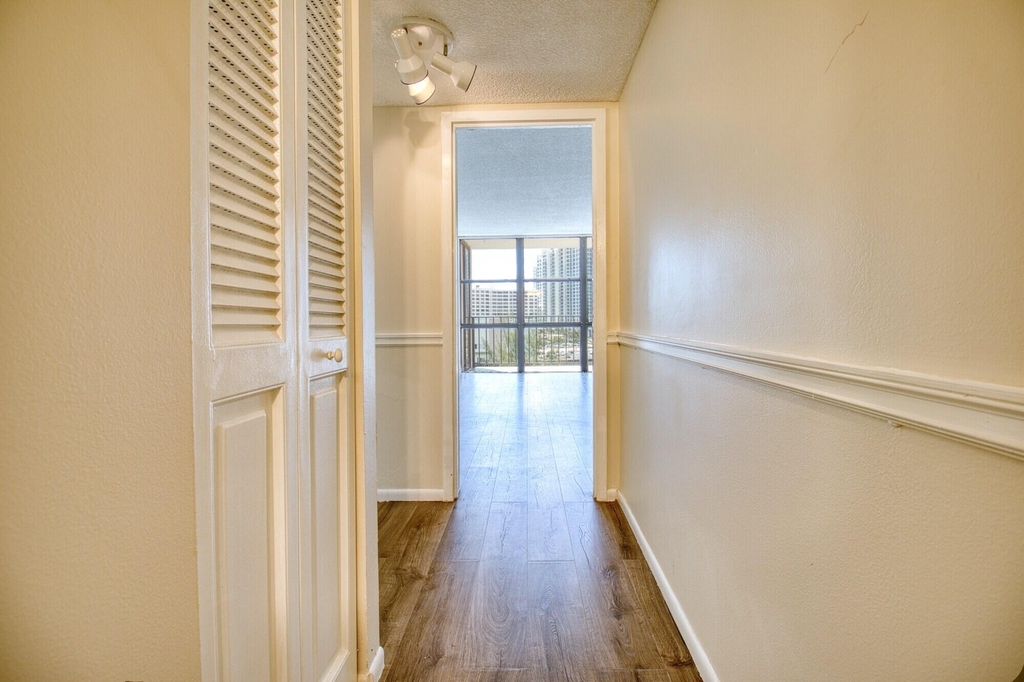 800 Parkview Drive - Photo 12
