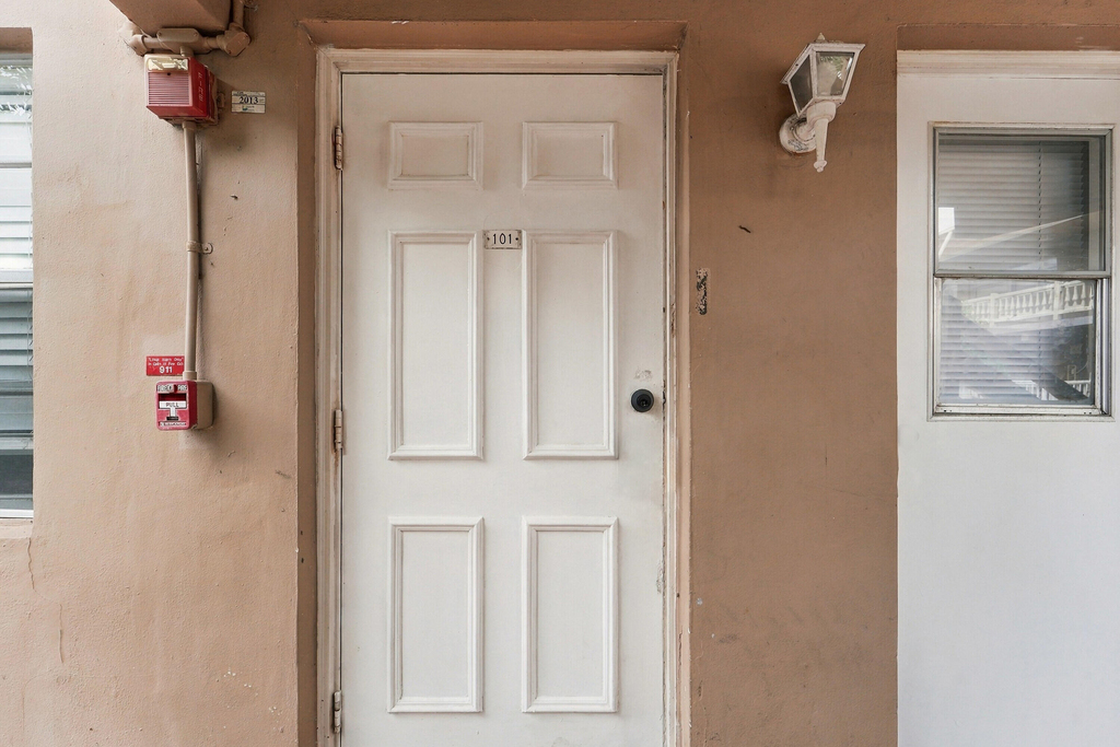 241 Se 9th Avenue - Photo 1