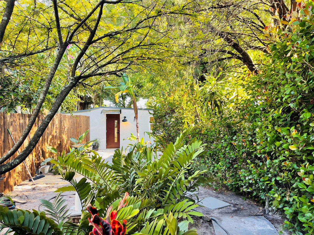 1028 Ne 36th Street - Photo 1