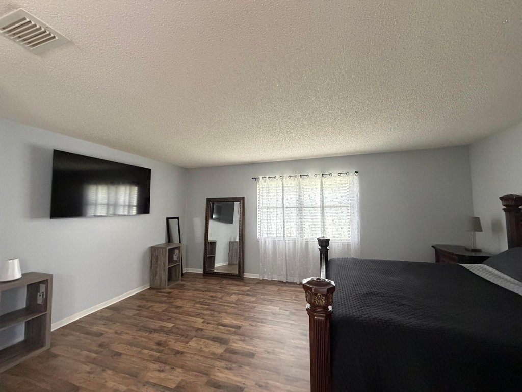 202 Sw Holden Terrace - Photo 2