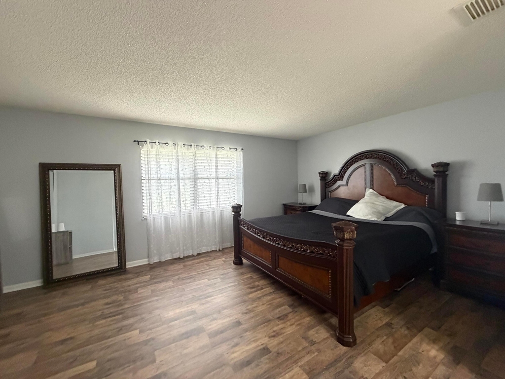 202 Sw Holden Terrace - Photo 1