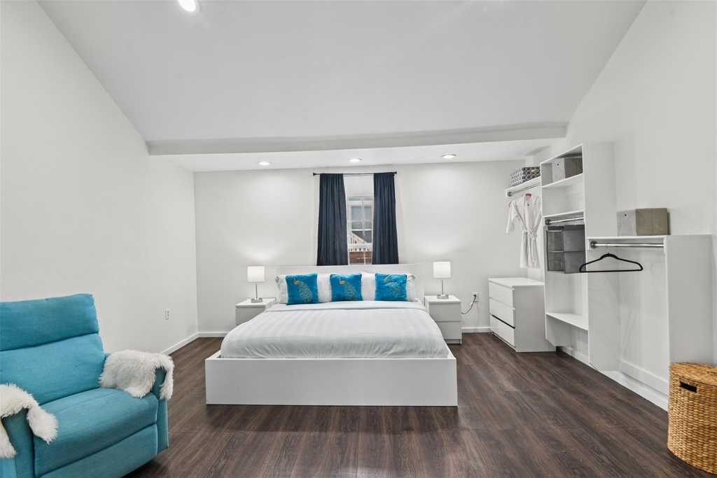 223 W 8th Street - Photo 18
