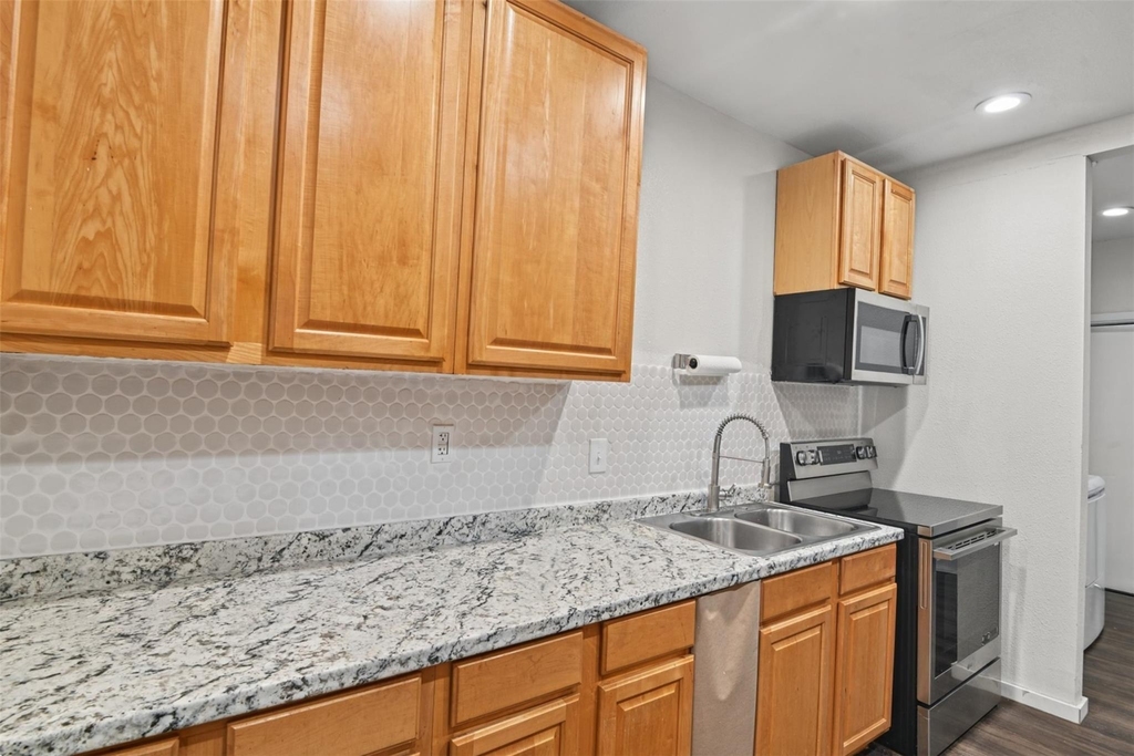 223 W 8th Street - Photo 15