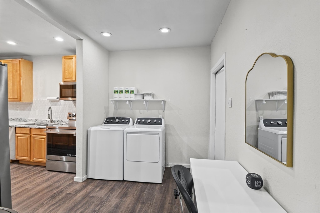 223 W 8th Street - Photo 16