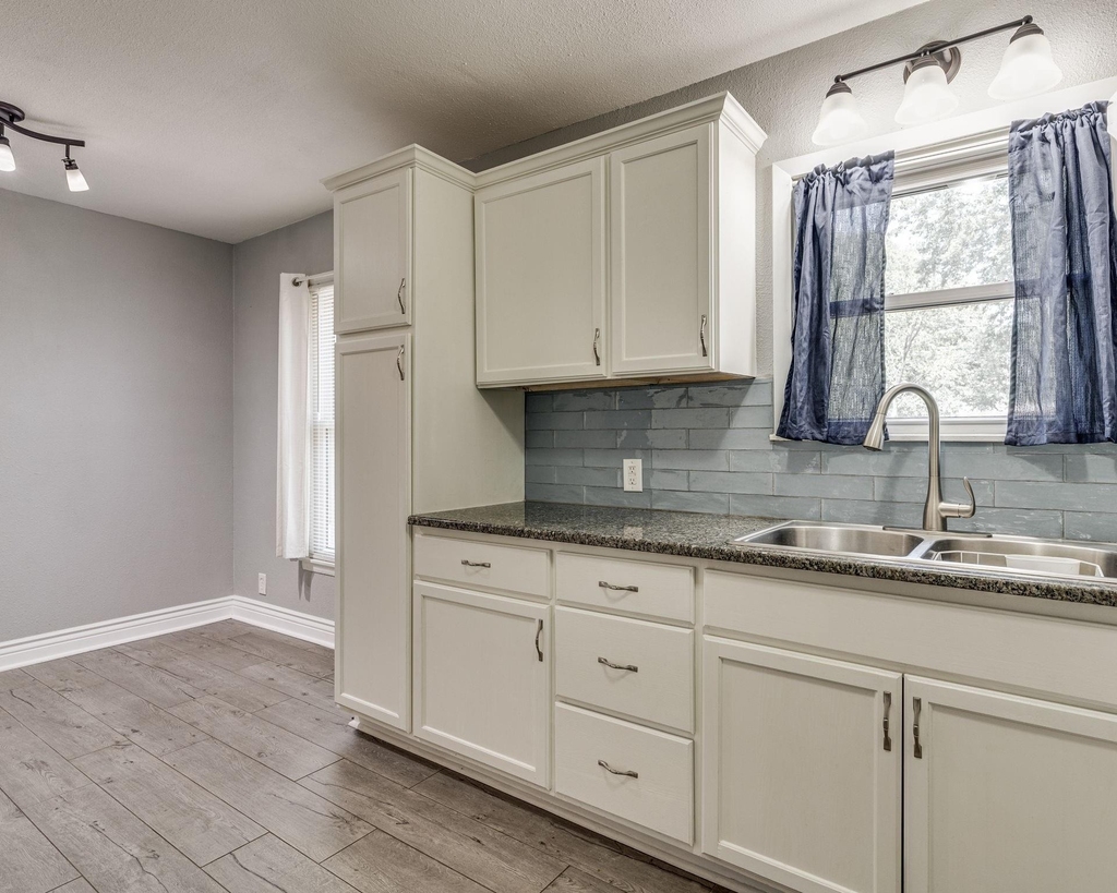 1108 Chester Street - Photo 6