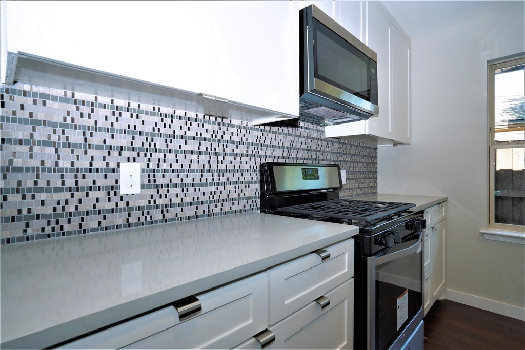2435 Hillsboro Avenue - Photo 8