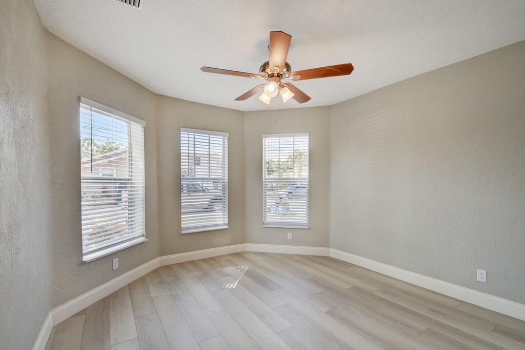 1043 22nd Street - Photo 3