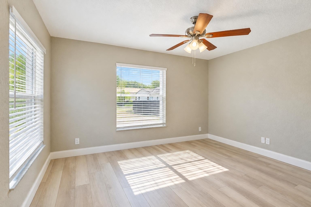 1043 22nd Street - Photo 2