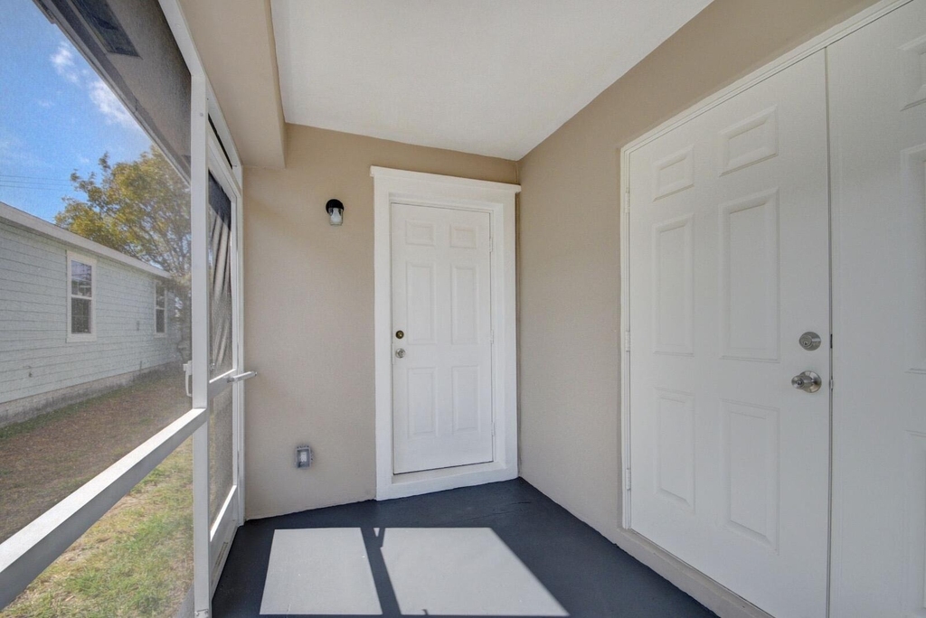 1043 22nd Street - Photo 5