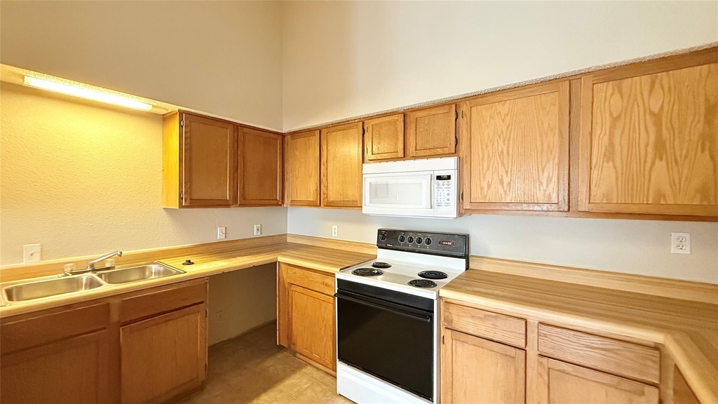 6108 Abrams Road - Photo 6