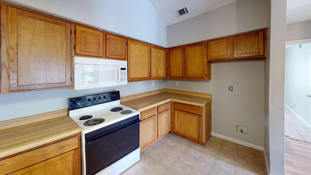 6108 Abrams Road - Photo 5
