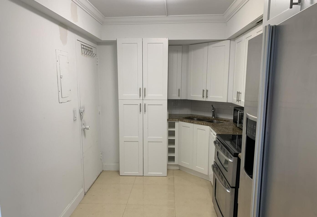 2425 Presidential Way - Photo 2