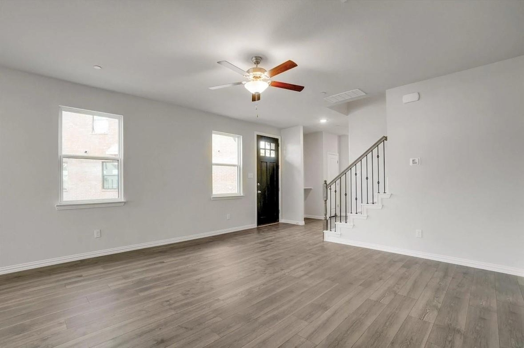 1127 Rusk Way - Photo 2
