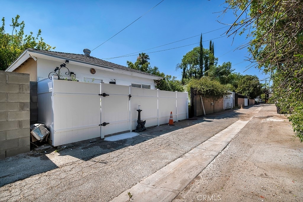 6954 Woodlake Avenue - Photo 40