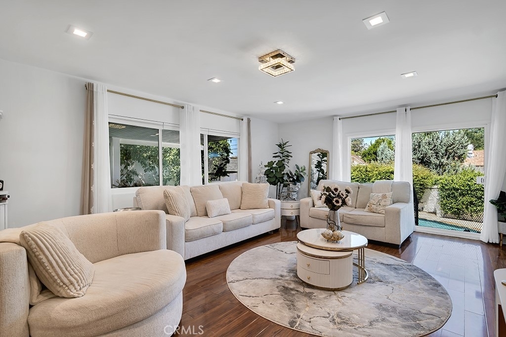 6954 Woodlake Avenue - Photo 4