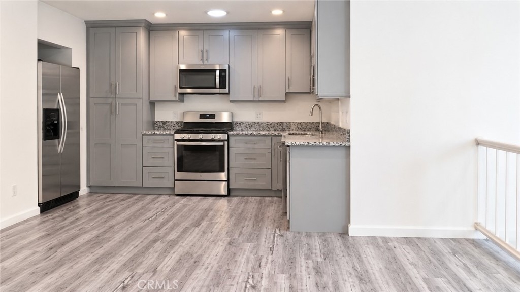 4615 1/2 Saloma Avenue - Photo 3