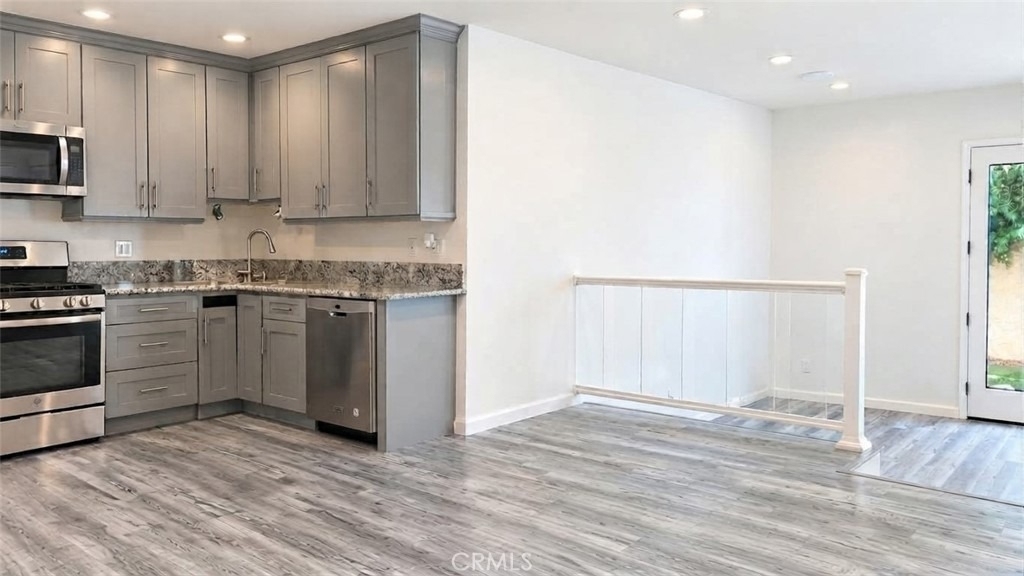 4615 1/2 Saloma Avenue - Photo 5