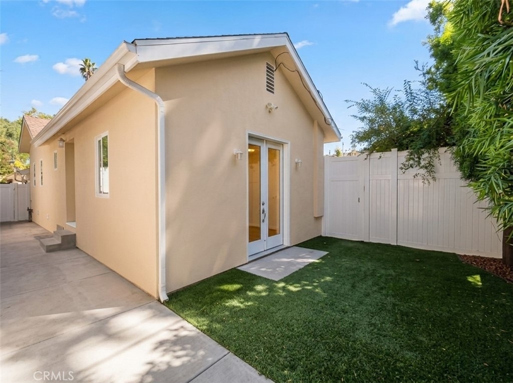 4615 1/2 Saloma Avenue - Photo 0